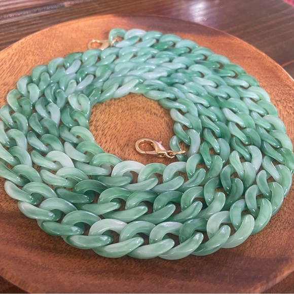 UNBRANDED 47” JADE COLOR ACRYLIC CHAIN WITH GOLD HARDWARE - Picture 8 of 9